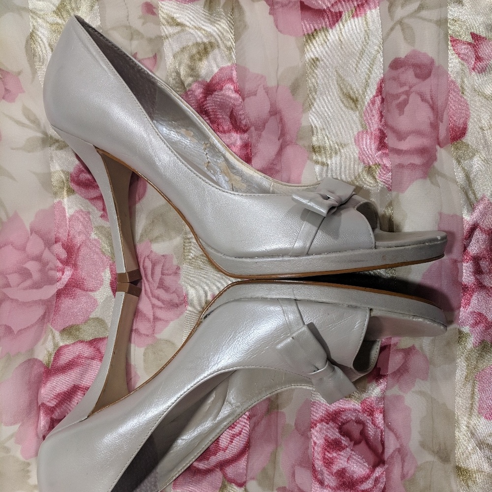 💝BCBGirls COMFORTABLE light silver peeptoe w bow